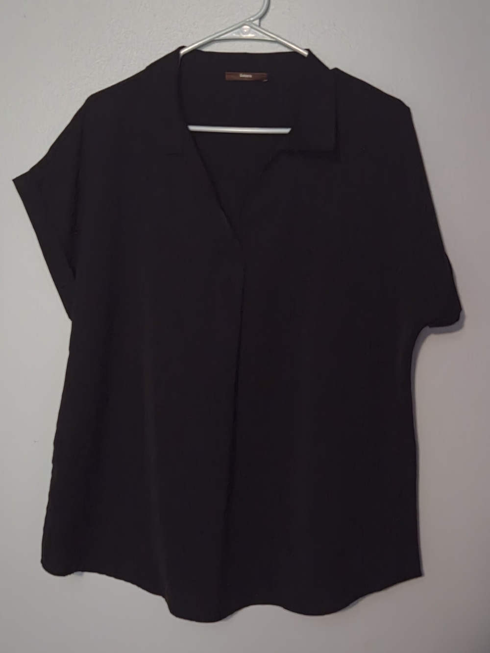 Black Short-Sleeve V-Neck Blouse - Gaharu